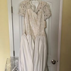 Beautiful Wedding dress size 18 NWT